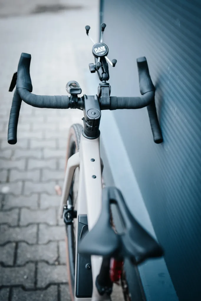 Cockpit des beigen ROSE Backroad AL von oben mit Handyhalter und Frontlicht