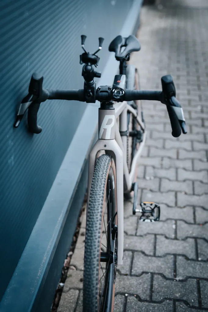 Beiges ROSE Backroad AL von vorn mit SRAM-Griffen, Handyhalter und Frontlicht