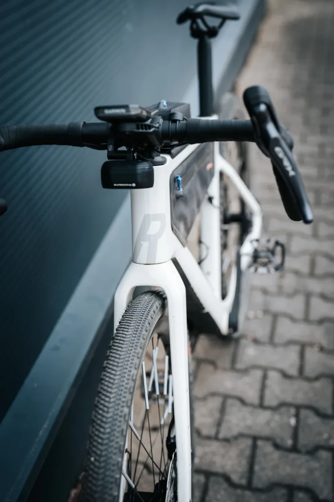 GRX-Griff und Garmin am Cockpit des weißen ROSE Backroad Unsupported