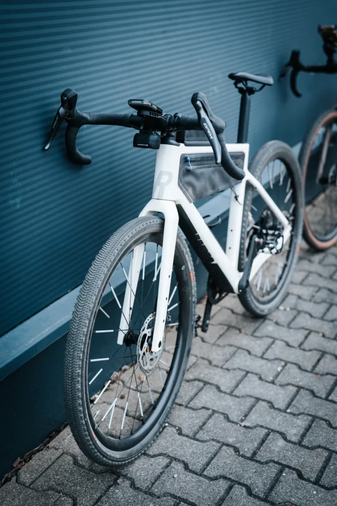 Vorderrad des weißen ROSE Backroad Unsupported mit Schwalbe G-One Overland