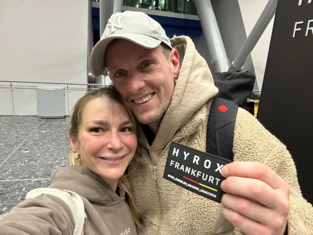 Alex und Geri nach dem Hyrox Frankfurt mit dem Finisher-Patch
