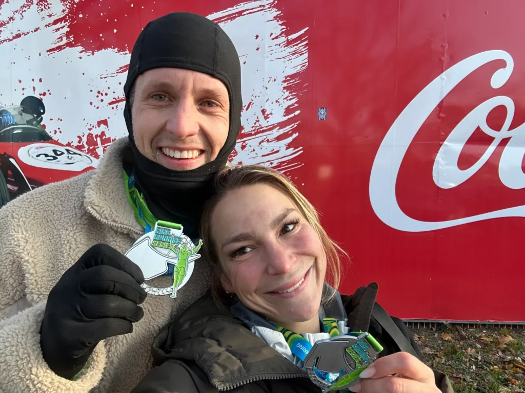 Alex und Geri von DealGrid zeigen nach dem Halbmarathon am Hockenheimring ihre Medaillen der Ring Running Series