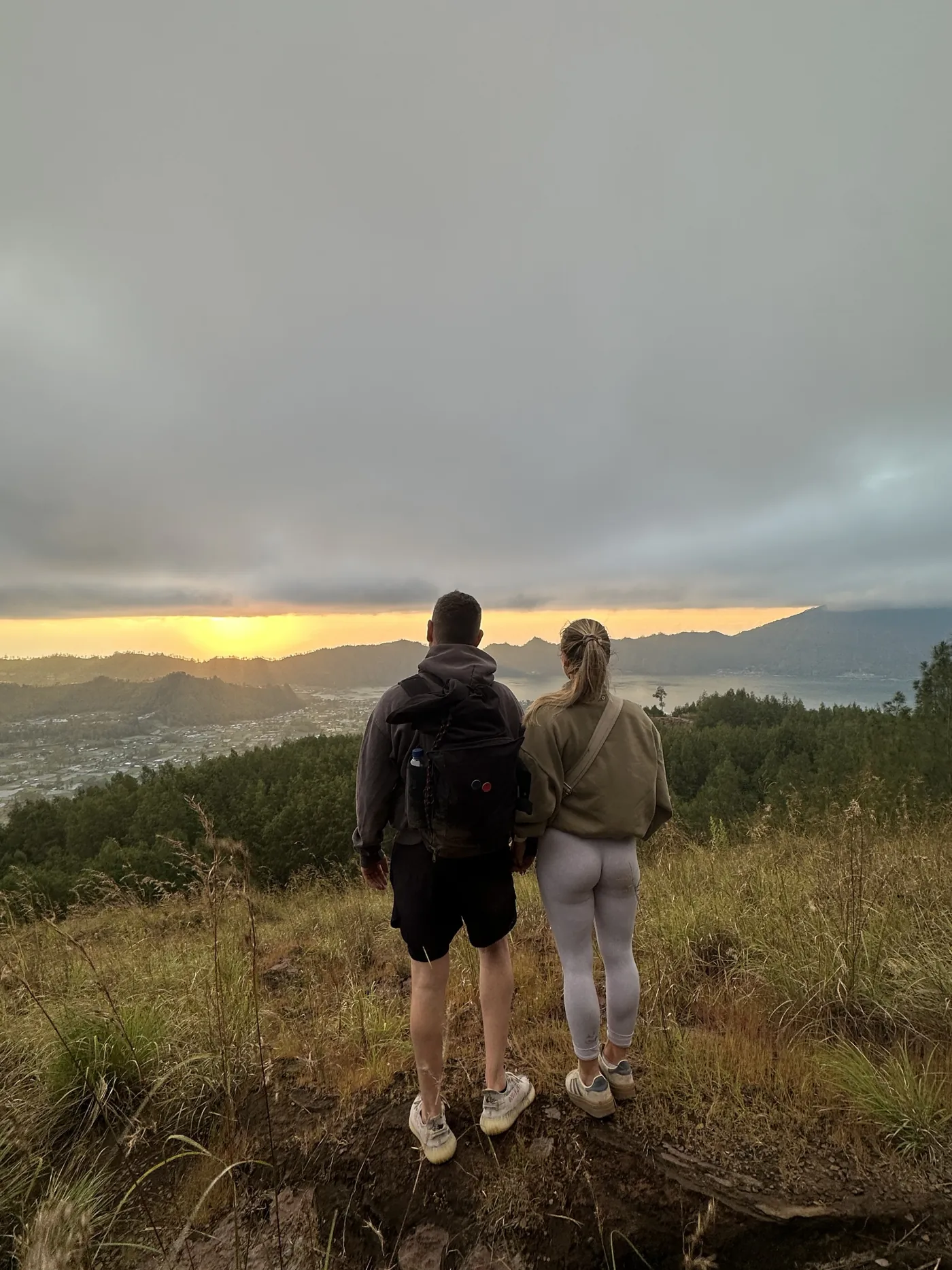 Alex und Geri bei Sonnenaufgang auf einem Berg