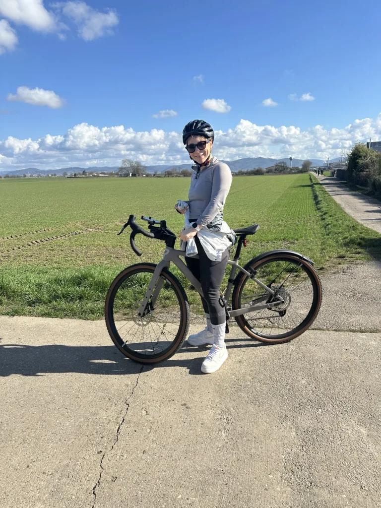 Geri mit ihrem ROSE Backroad auf einem Feldweg
