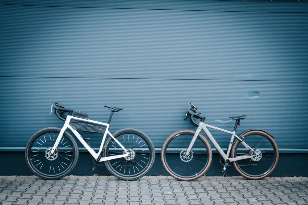 Die Gravelbikes von Alex und Geri nebeneinander