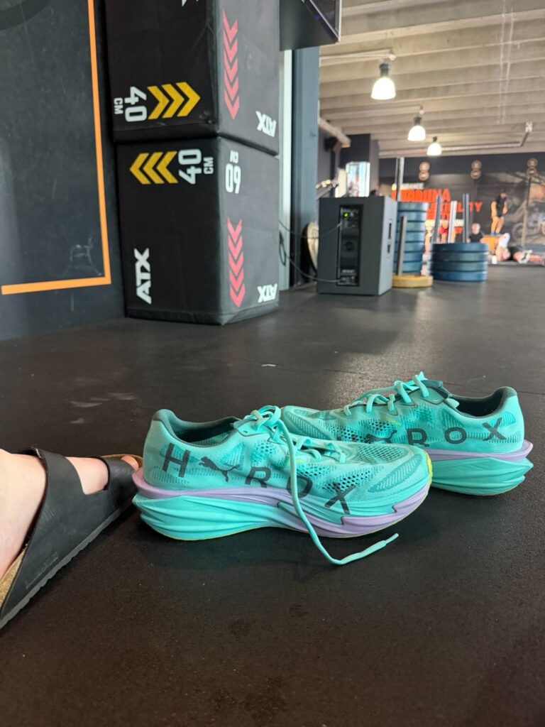 Türkise PUMA x HYROX Deviate NITRO Elite 4 stehen auf dem Studioboden vor Sprungboxen, eigenes Foto